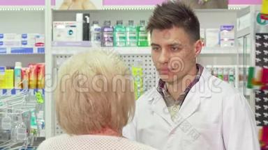 年轻的男药师和他的老客户交谈